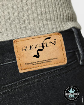 Engraved Brown Leather Label on Jeans Gráfico por Design A Lot